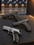 Glock 17 Gen5, CZ P-10 C och Sig Sauer P226 LDC II på en skjutbänk med skjutbanan i bakgrunden.