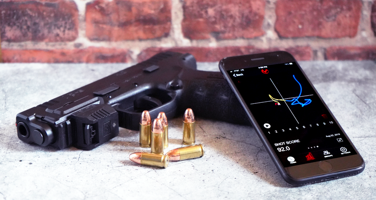 Mantis X10 Elite på pistol med appen i mobilen