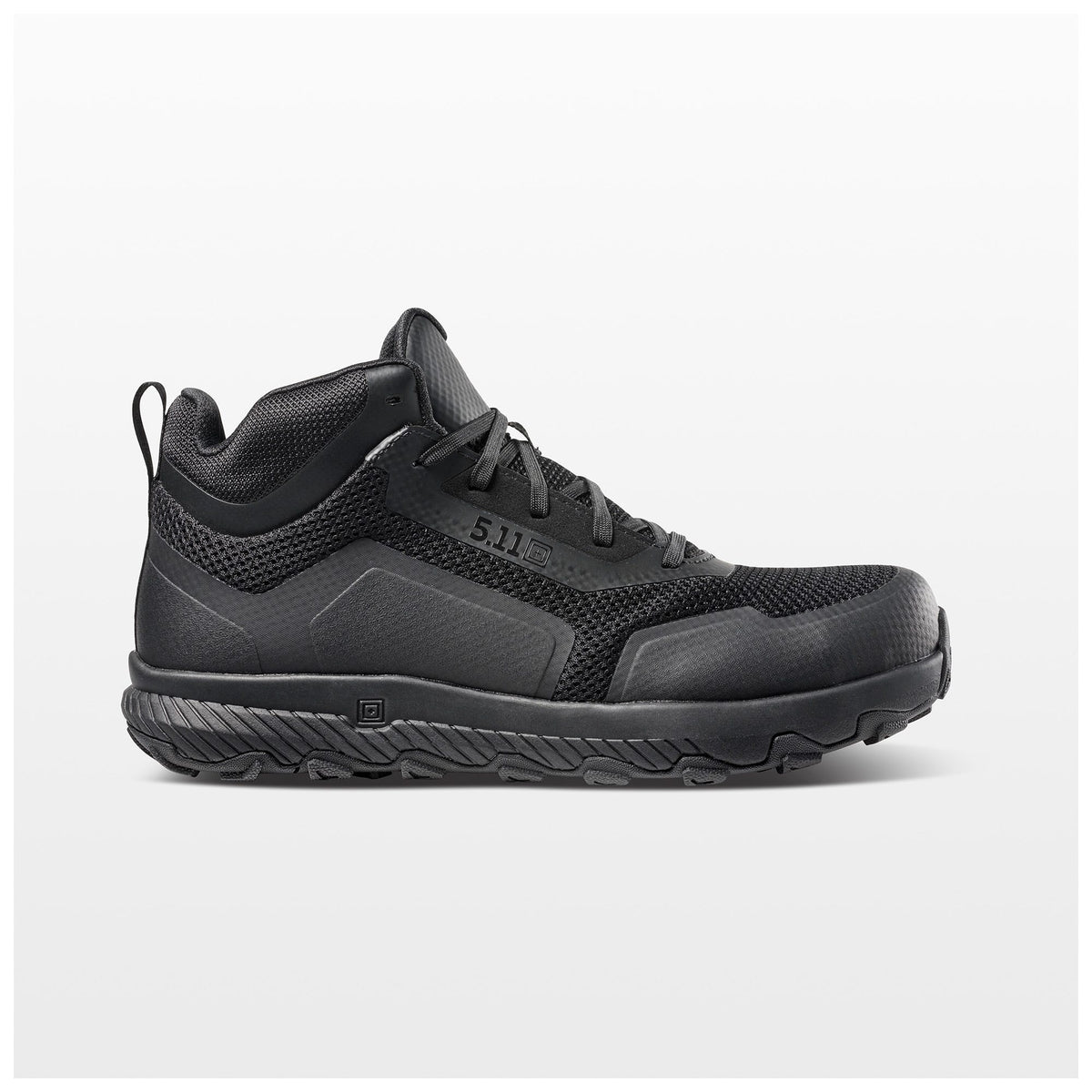 5.11 A/T Mid 2.0 CST-känga i Triple Black från sidan. Modellen tillhör A/T-serien.