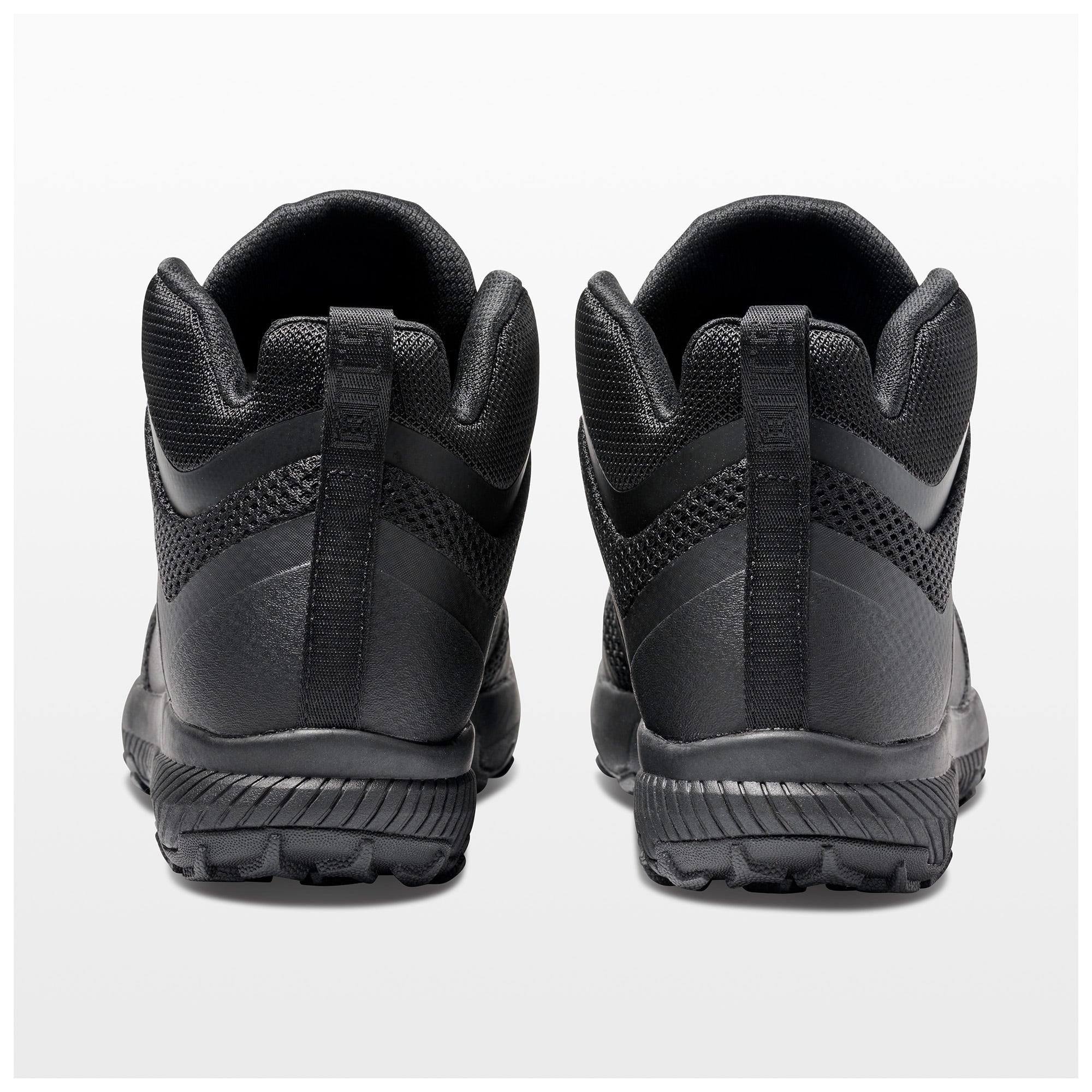 5.11 A/T Mid 2.0 CST-känga i Triple Black från sidan. Modellen tillhör A/T-serien.