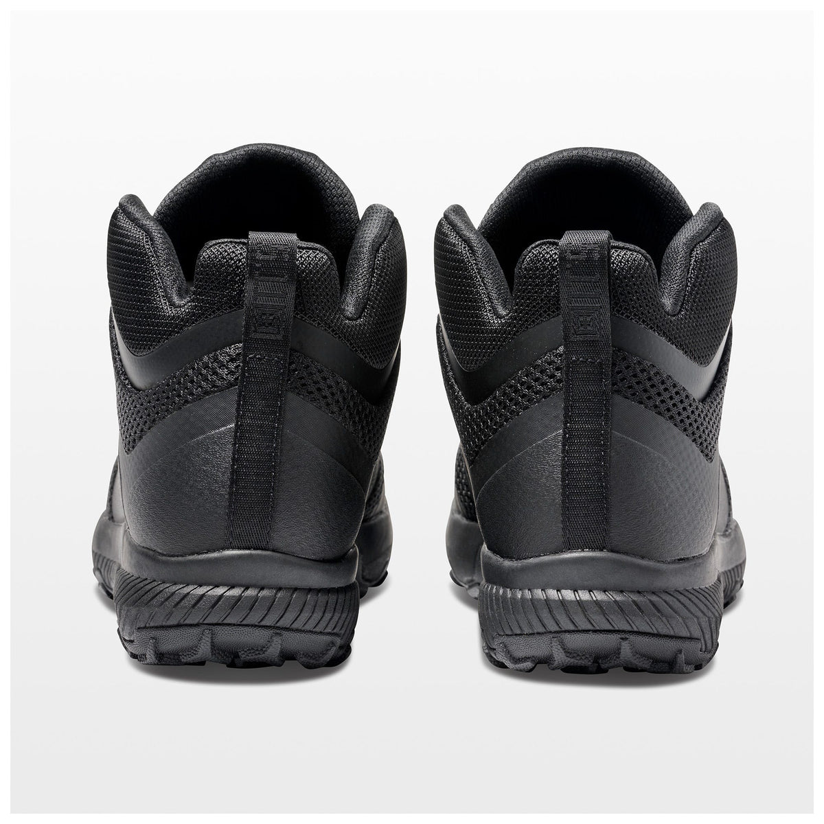 5.11 A/T Mid 2.0 CST-känga i Triple Black från sidan. Modellen tillhör A/T-serien.