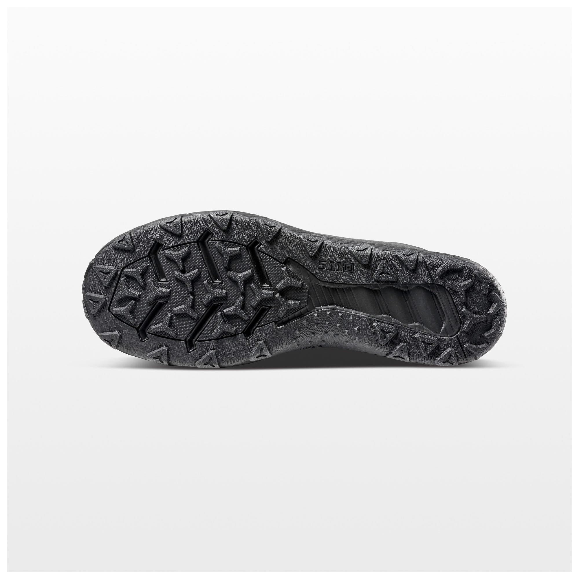 5.11 A/T Mid 2.0 CST-känga i Triple Black från sidan. Modellen tillhör A/T-serien.