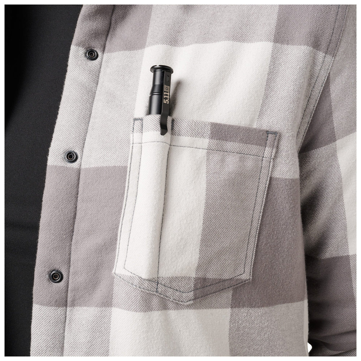 5.11 Louise Shirt Jacket för dam i Overcast Grey Check, med Sherpa-foder och tryckknappar.