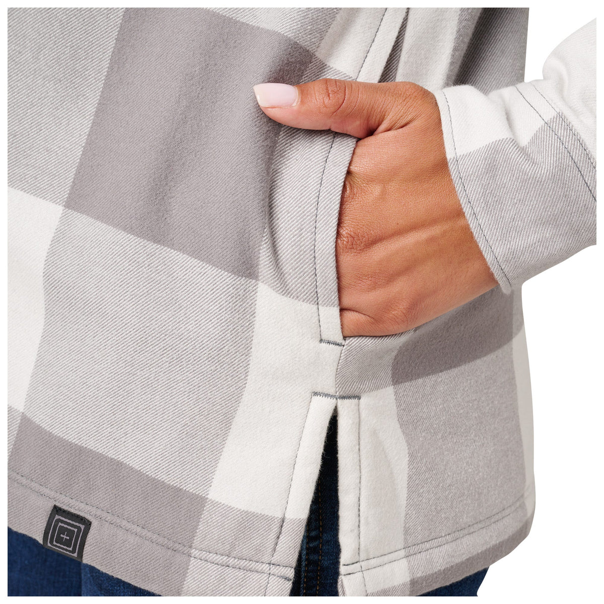 5.11 Louise Shirt Jacket för dam i Overcast Grey Check, med Sherpa-foder och tryckknappar.
