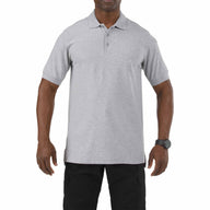 5.11 Utility Short Sleeve Polo i Heather Gray med kort ärm och pennfickor på ärmen.