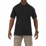 5.11 Utility Short Sleeve Polo i Black med kort ärm och pennfickor på ärmen.
