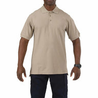 5.11 Utility Short Sleeve Polo i Silver Tan med kort ärm och pennfickor på ärmen.