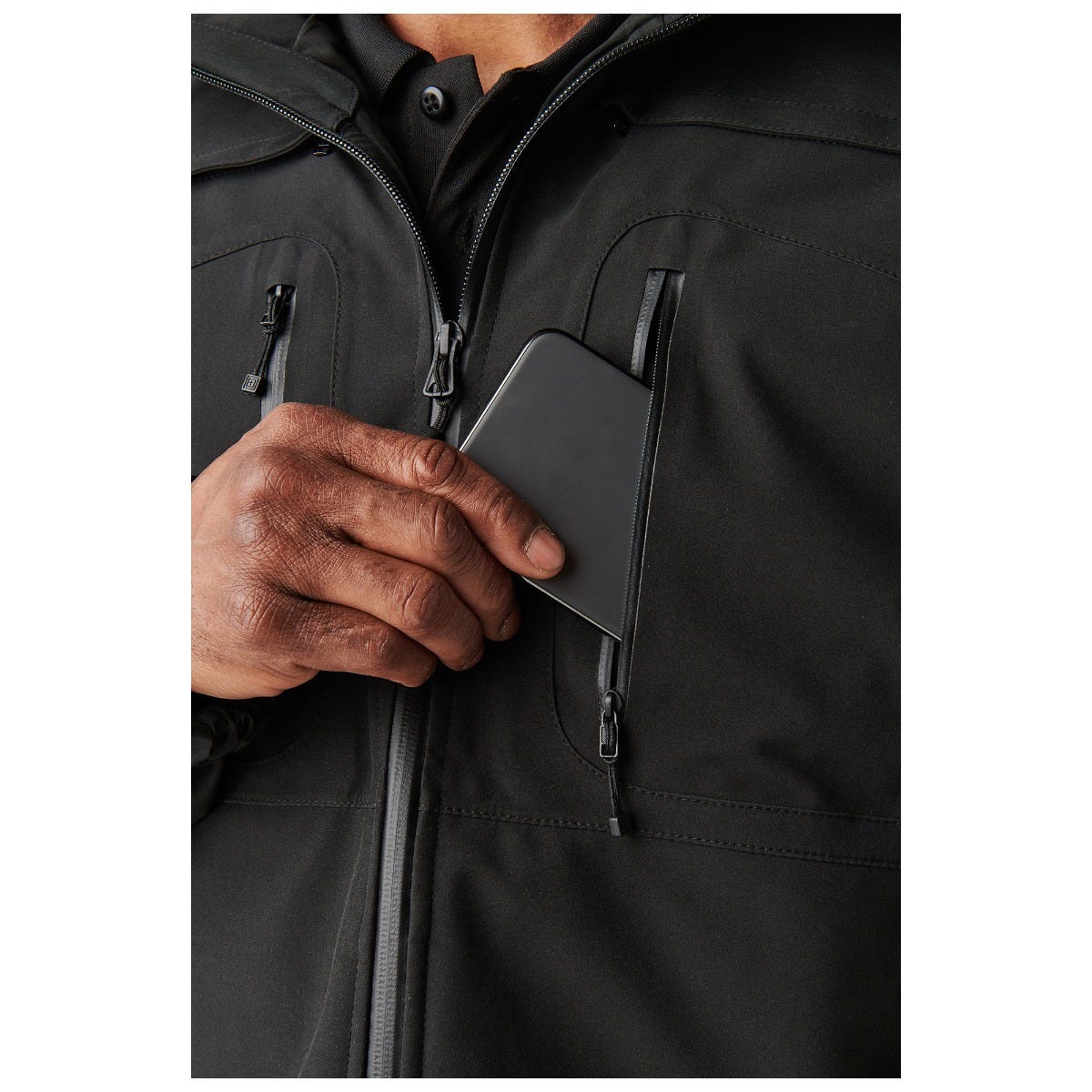 5.11 Sabre Jacket 2.0 i Black med avtagbar huva.