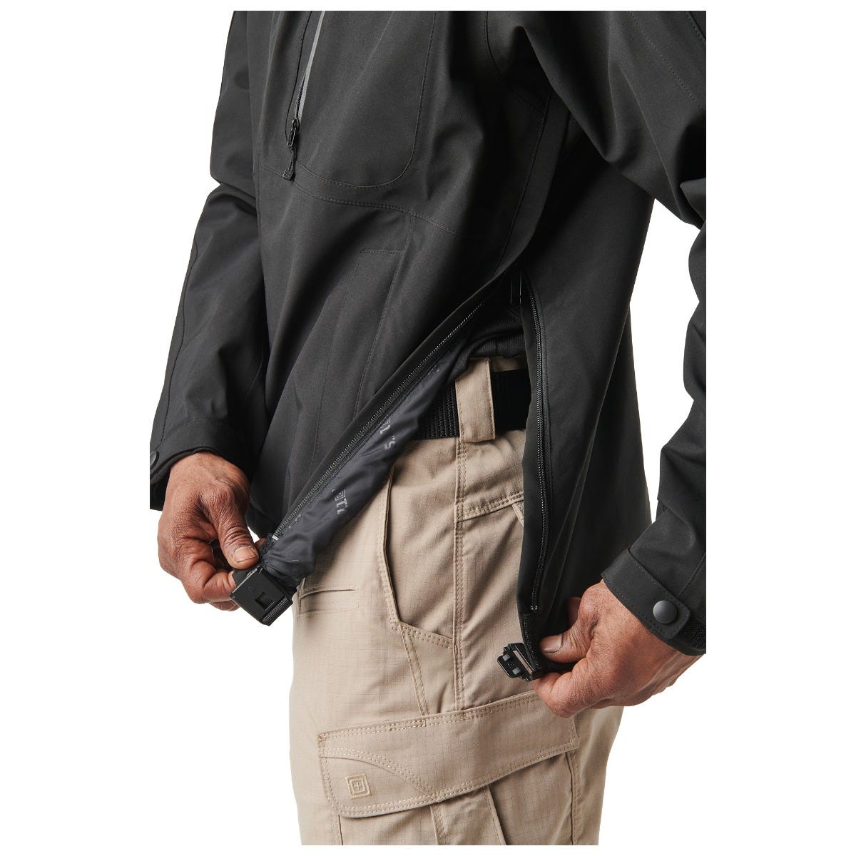 5.11 Sabre Jacket 2.0 i Black med avtagbar huva.
