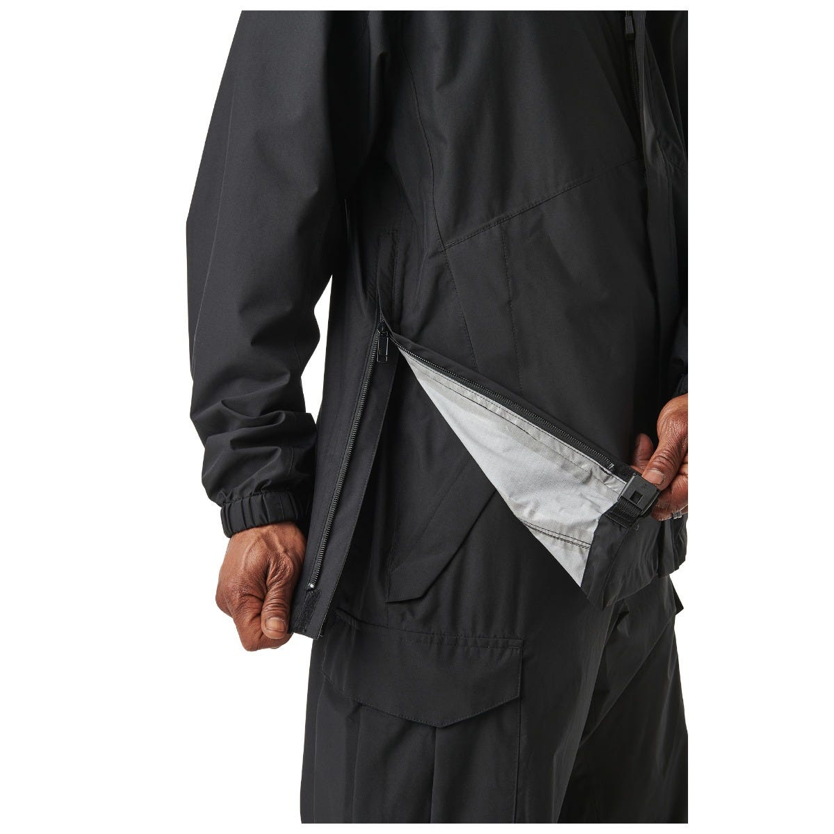 5.11 Duty Rain Shell regnjacka i Black sedd framifrån