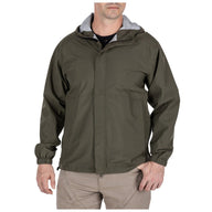 5.11 Duty Rain Shell regnjacka i Ranger Green sedd framifrån