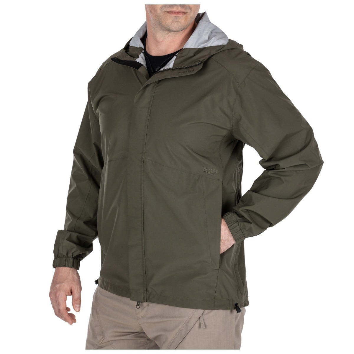 5.11 Duty Rain Shell regnjacka i Ranger Green sedd framifrån