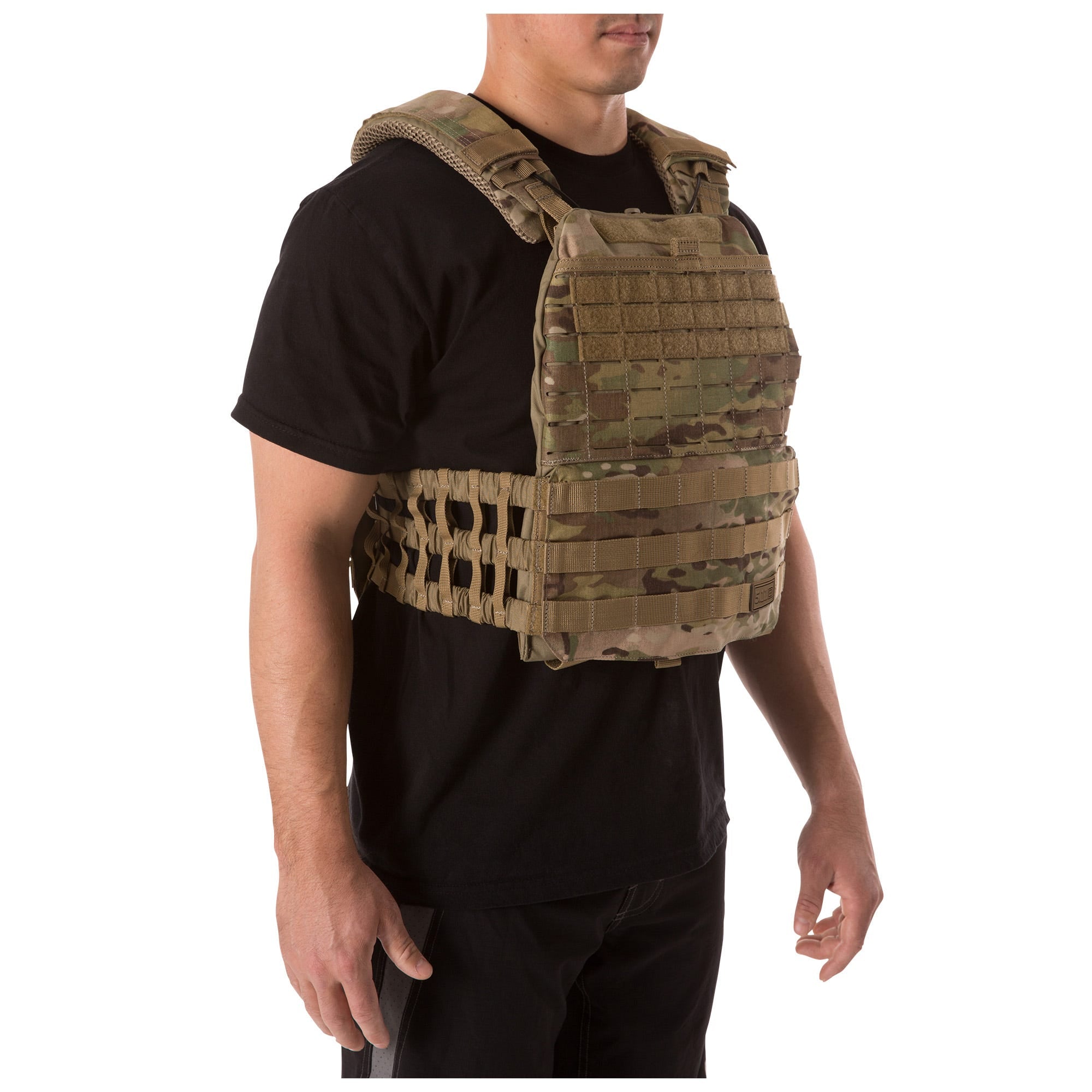 5.11 TacTec Plate Carrier i MultiCam®, taktisk väst med vadderade paneler och axelremmar.