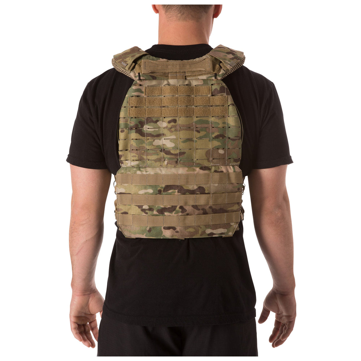 5.11 TacTec Plate Carrier i MultiCam®, taktisk väst med vadderade paneler och axelremmar.