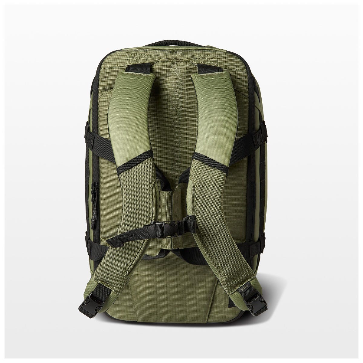 5.11 AllHaula Duffel 45L i Sage Green, med bred öppning och stuvbara axelremmar.