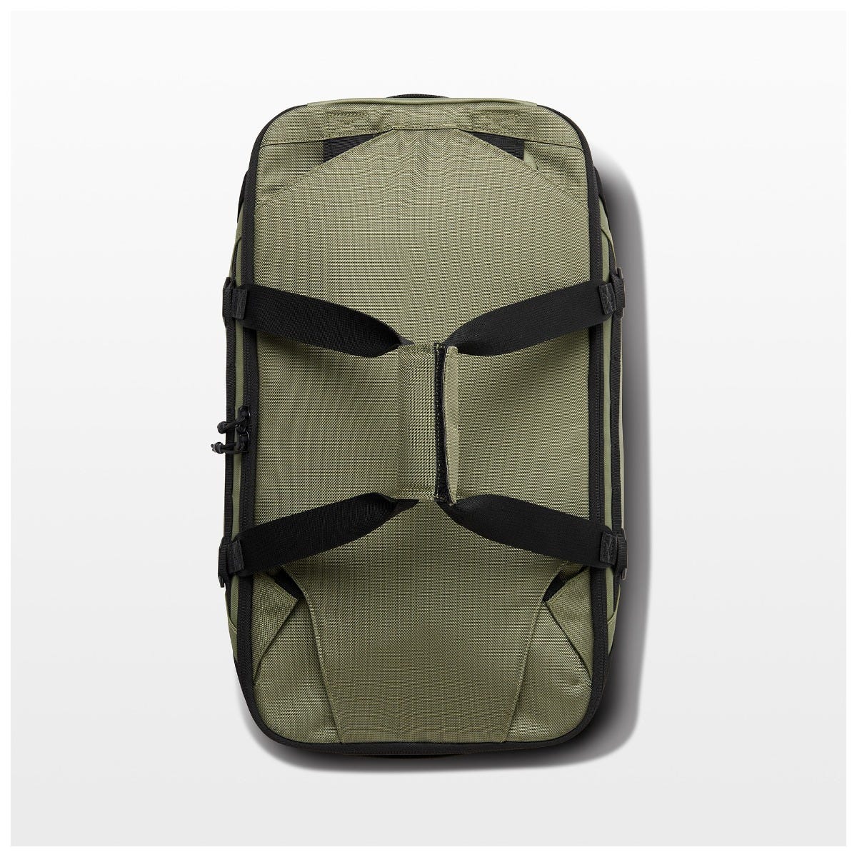 5.11 AllHaula Duffel 45L i Sage Green, med bred öppning och stuvbara axelremmar.