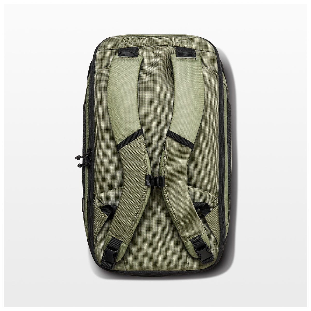 5.11 AllHaula Duffel 45L i Sage Green, med bred öppning och stuvbara axelremmar.