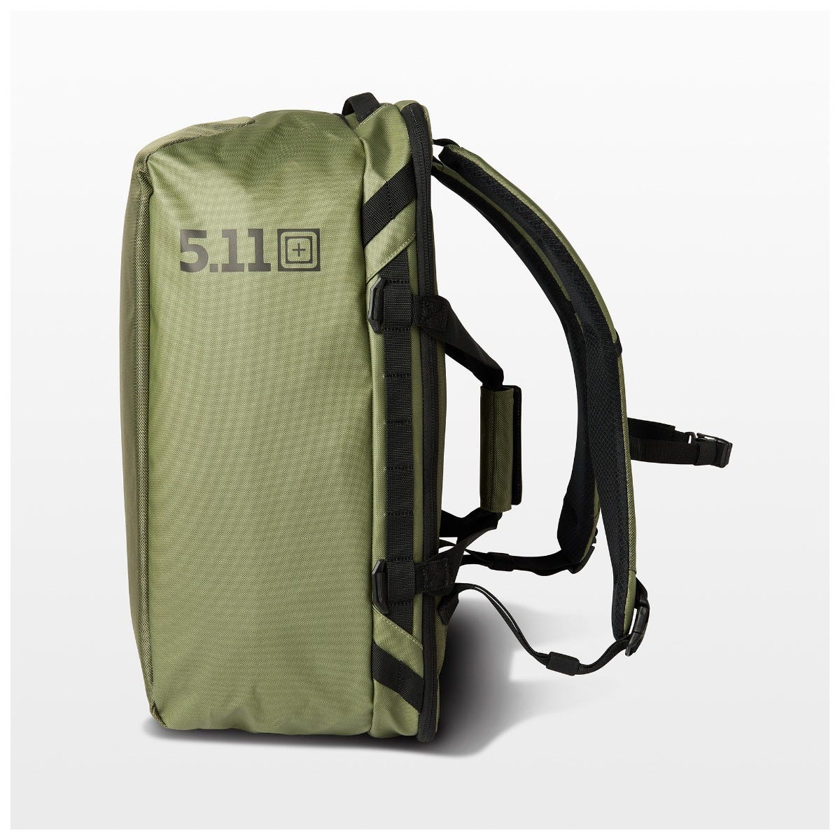 5.11 AllHaula Duffel 45L i Sage Green, med bred öppning och stuvbara axelremmar.