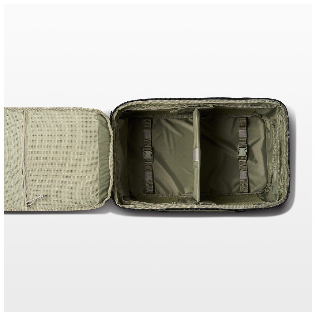 5.11 AllHaula Duffel 45L i Sage Green, med bred öppning och stuvbara axelremmar.