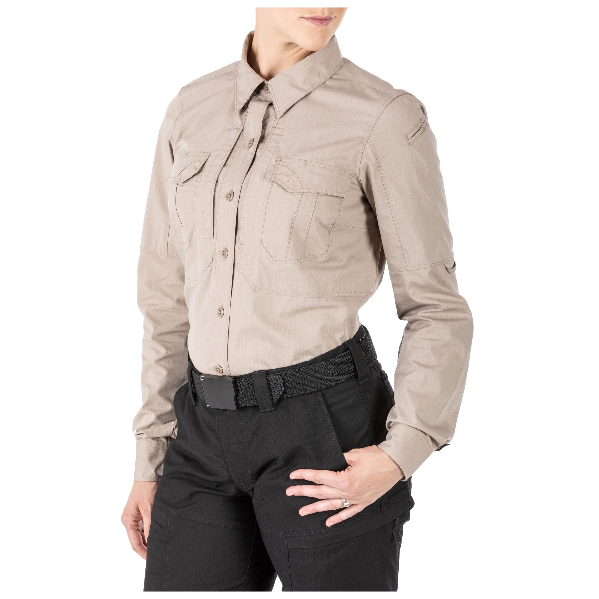 5.11 Women's Stryke långärmad skjorta i Khaki med bröstfickor och ärmpennficka.