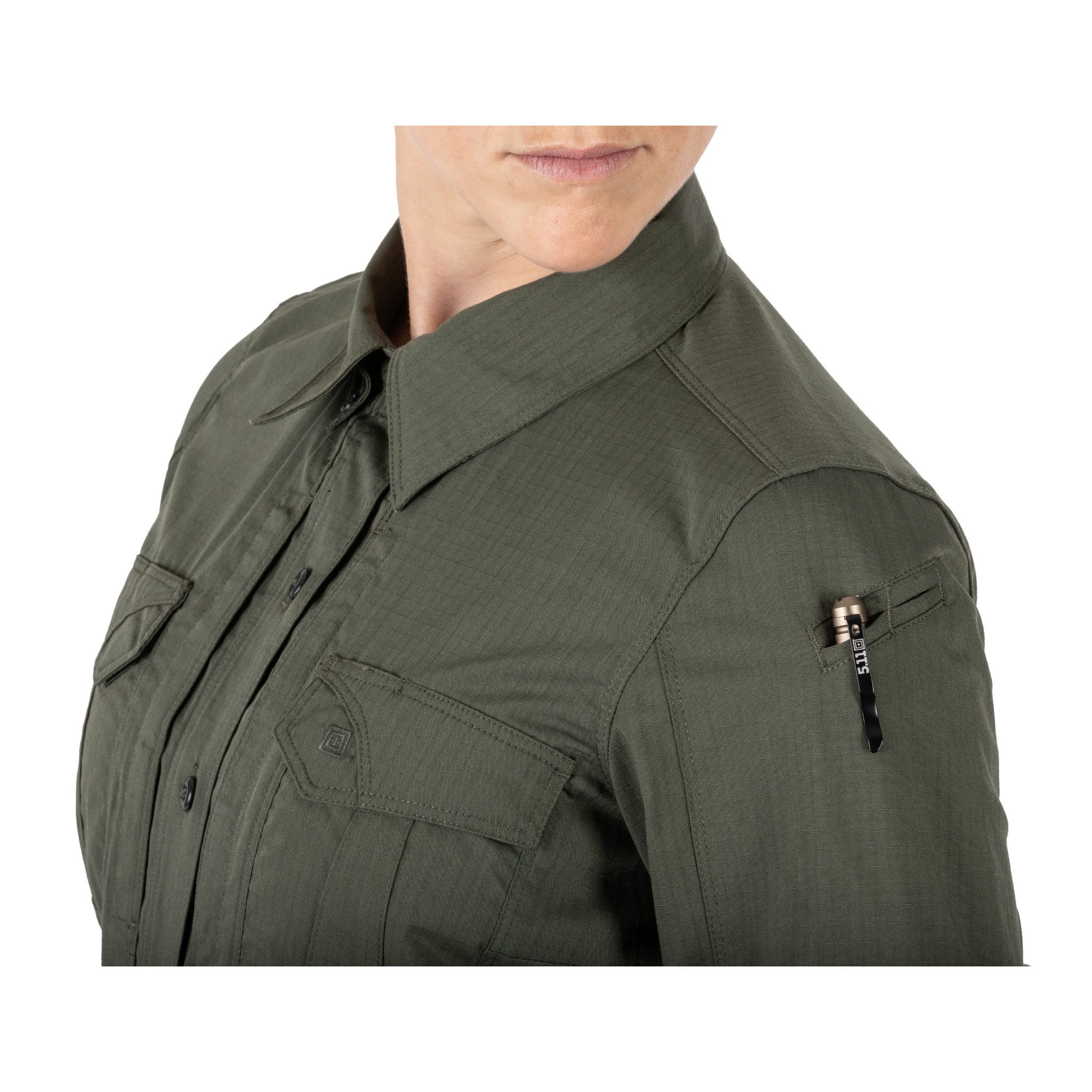 5.11 Women's Stryke långärmad skjorta i TDU Green med bröstfickor och ärmpennficka.