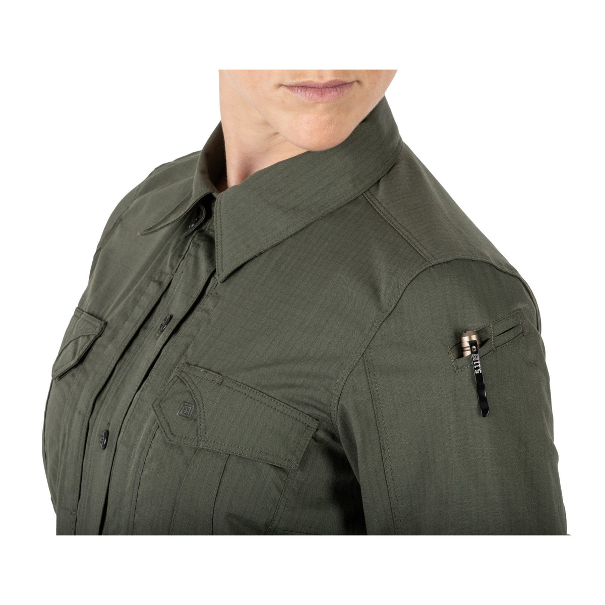 5.11 Women's Stryke långärmad skjorta i TDU Green med bröstfickor och ärmpennficka.