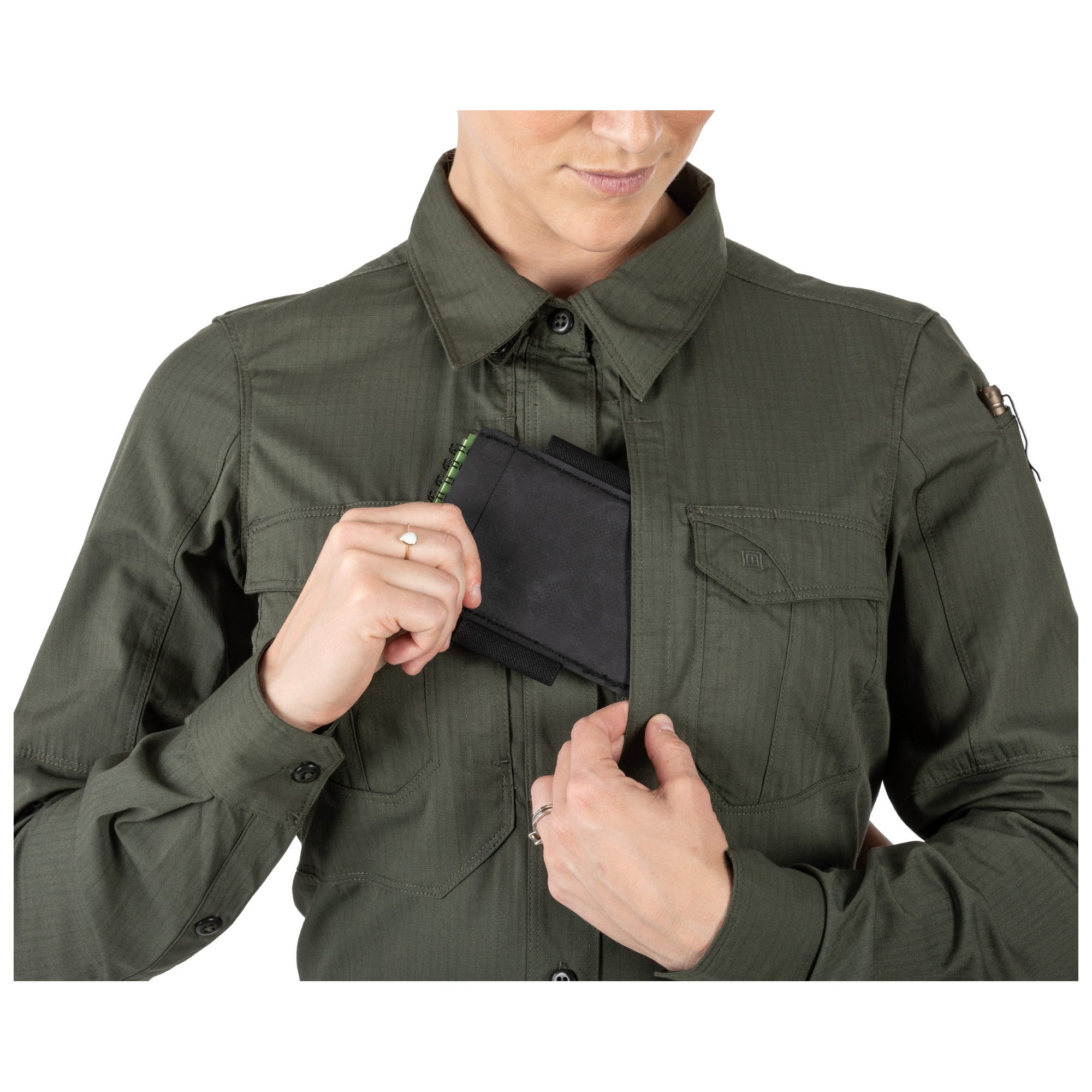 5.11 Women's Stryke långärmad skjorta i TDU Green med bröstfickor och ärmpennficka.