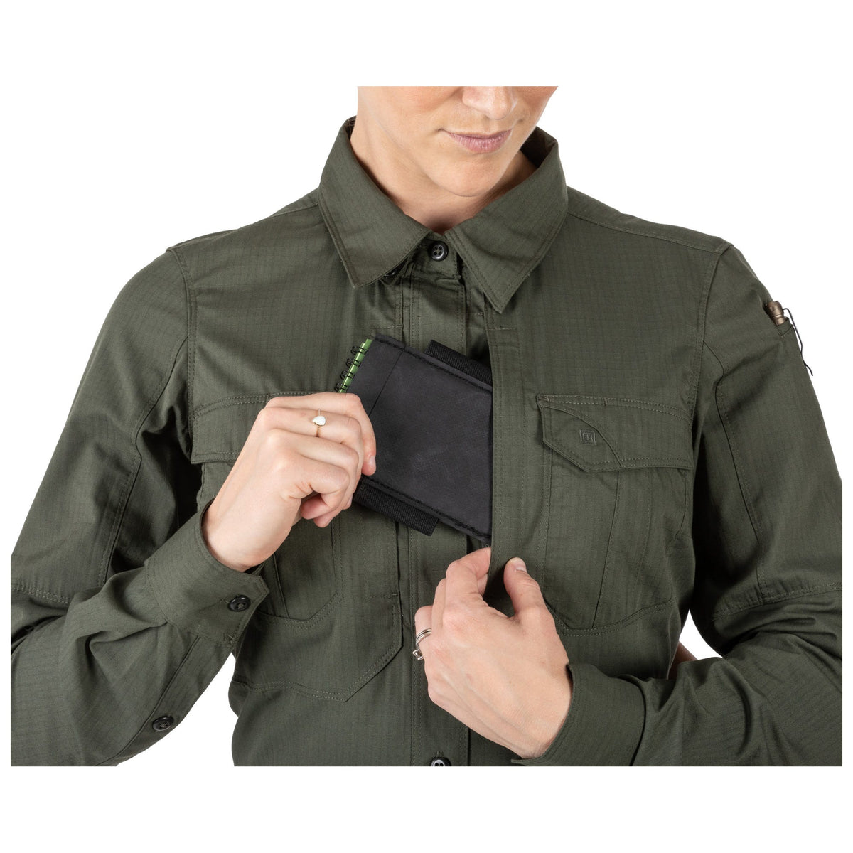 5.11 Women's Stryke långärmad skjorta i TDU Green med bröstfickor och ärmpennficka.