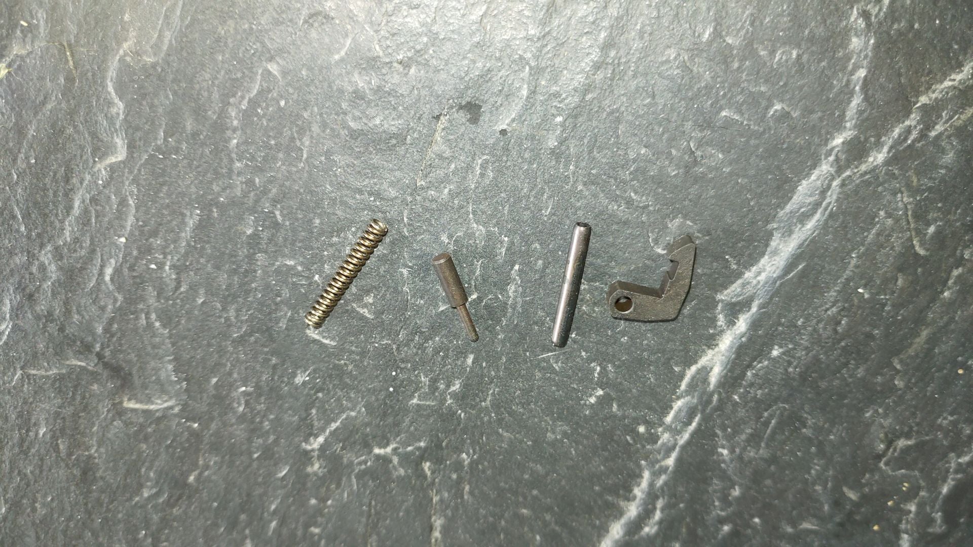 Typhoon F12 Extractor Hook Kit – utdragarkrok med fjäder, originalreservdel