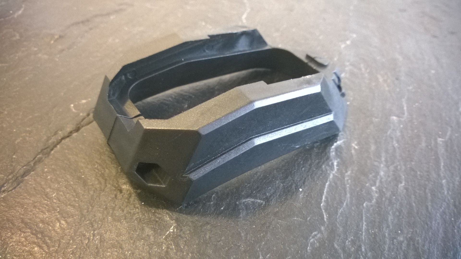 Typhoon Extended Flared Magwell – formsprutad polymer magwell för snabb omladdning