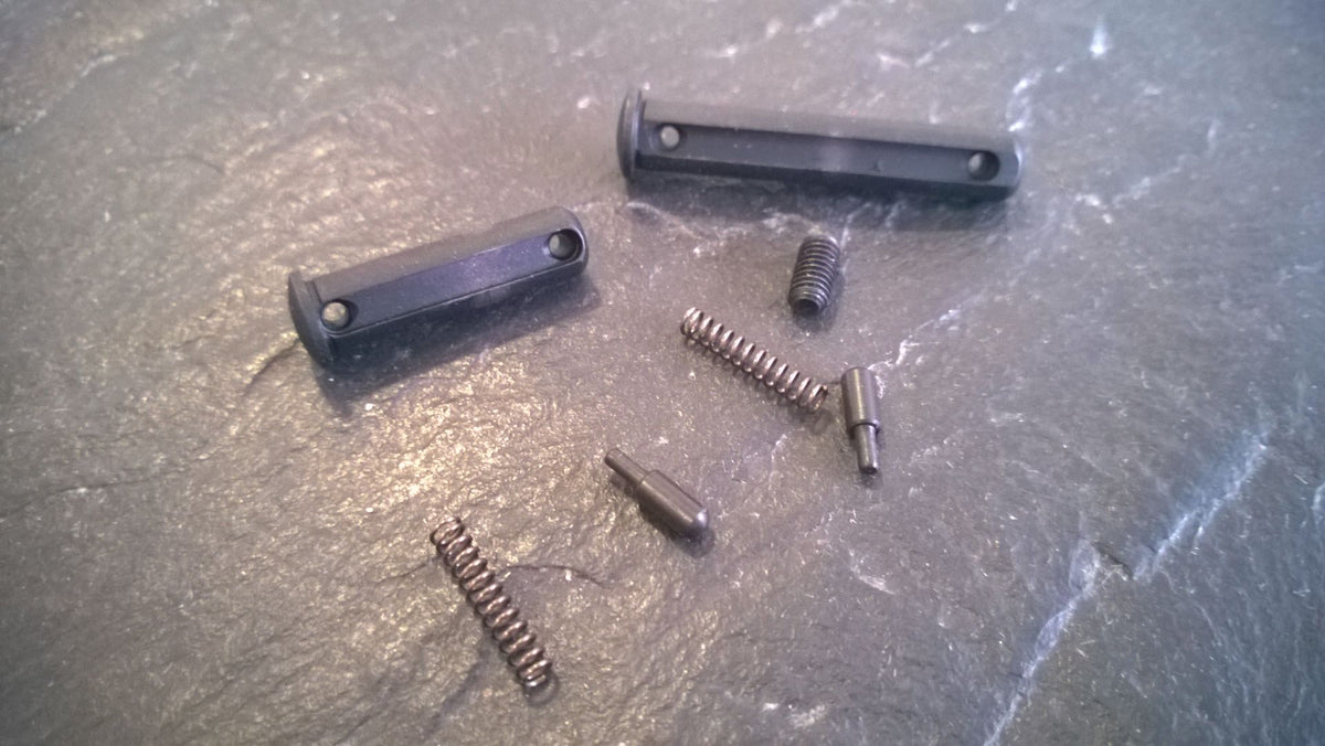 Typhoon F12 Take Down & Pivot Pin Kit – komplett reservdelssats med fjädrar och detenter