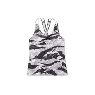 5.11 PT-R Grind Crossback Tank träningslinne i Night Tiger Camo, med korsade axelband.