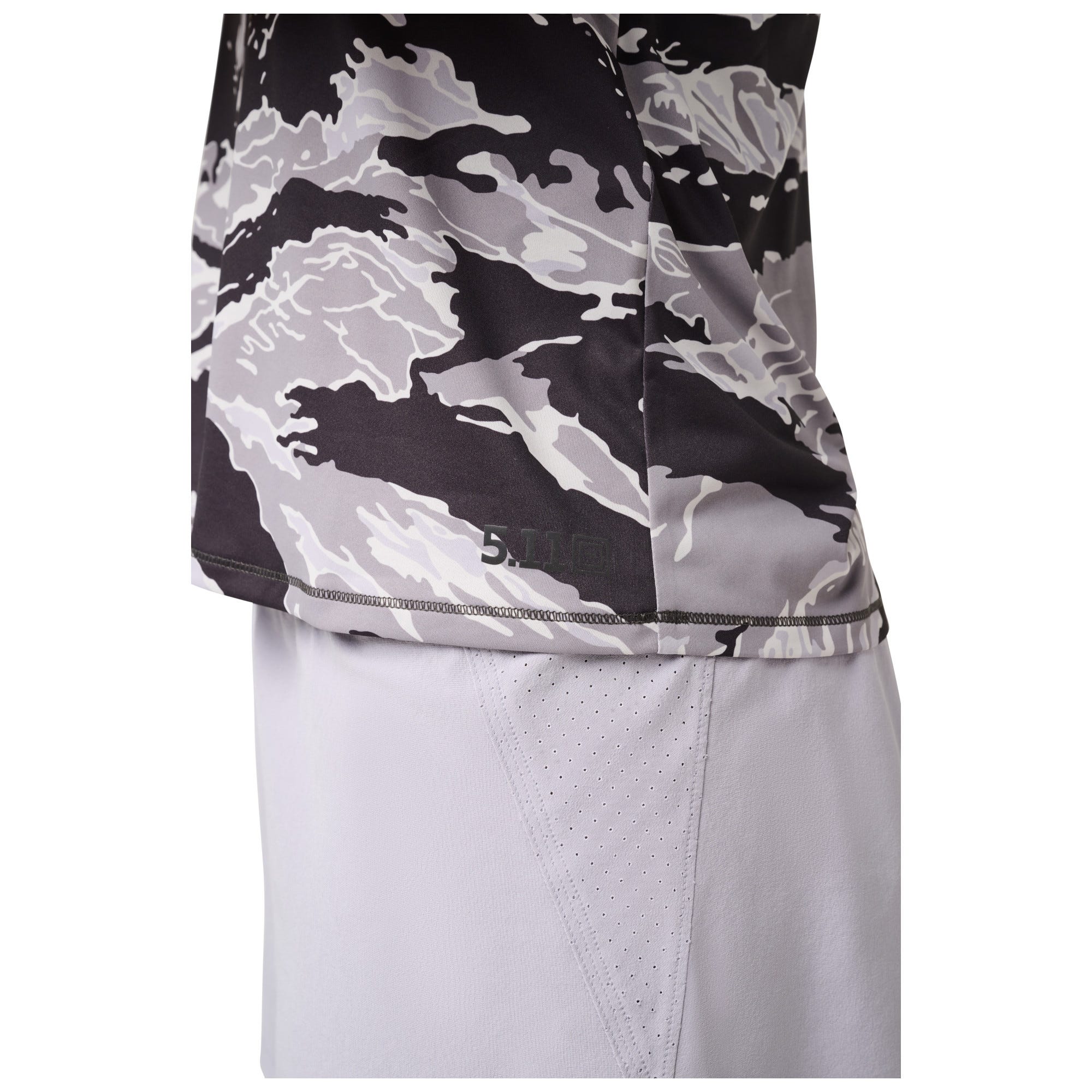 5.11 PT-R Grind Crossback Tank träningslinne i Night Tiger Camo, med korsade axelband.