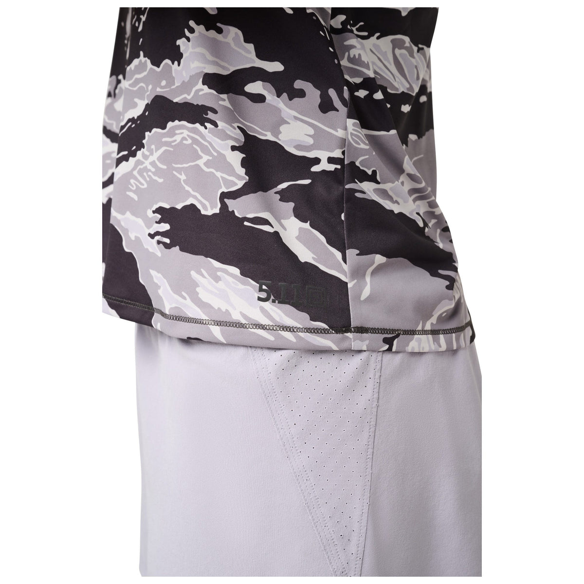 5.11 PT-R Grind Crossback Tank träningslinne i Night Tiger Camo, med korsade axelband.