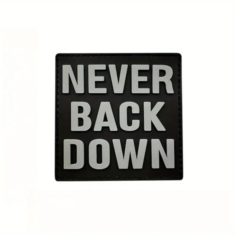 Never back down - Svart/Vit - Patch - PVC