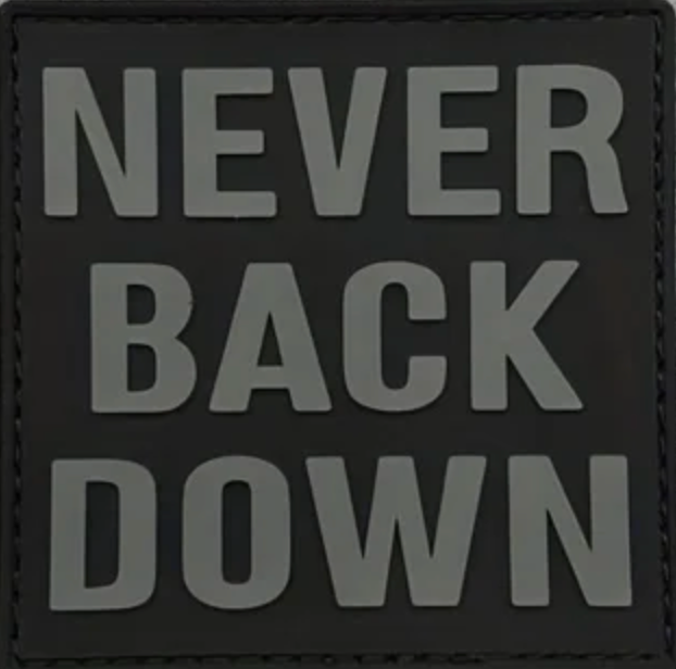 Never back down - Svart/Grå - Patch - PVC