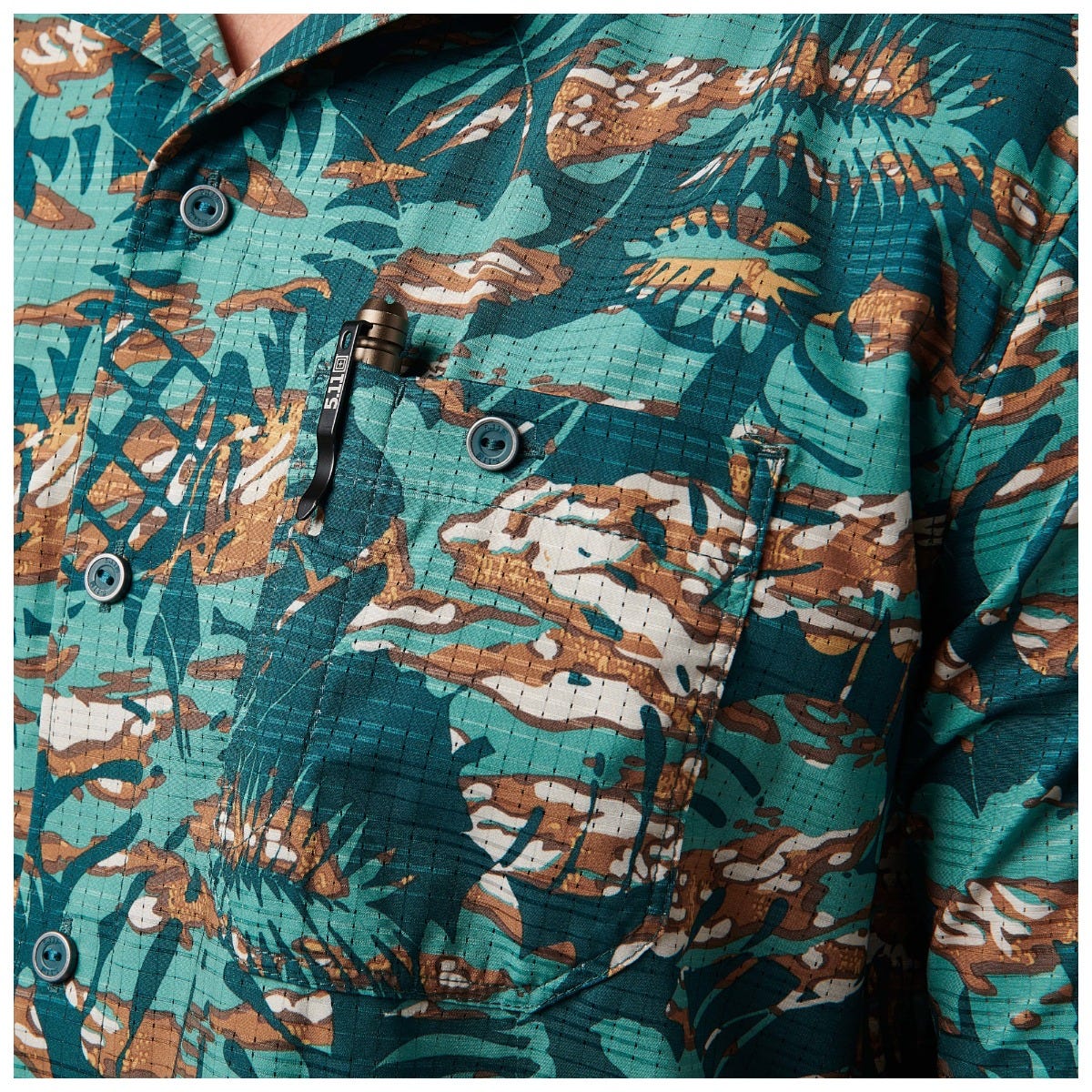 5.11 Adventure Print Short Sleeve Shirt i Mussel Blue Neu Vay Camo, kortärmad skjorta med tryckt design
