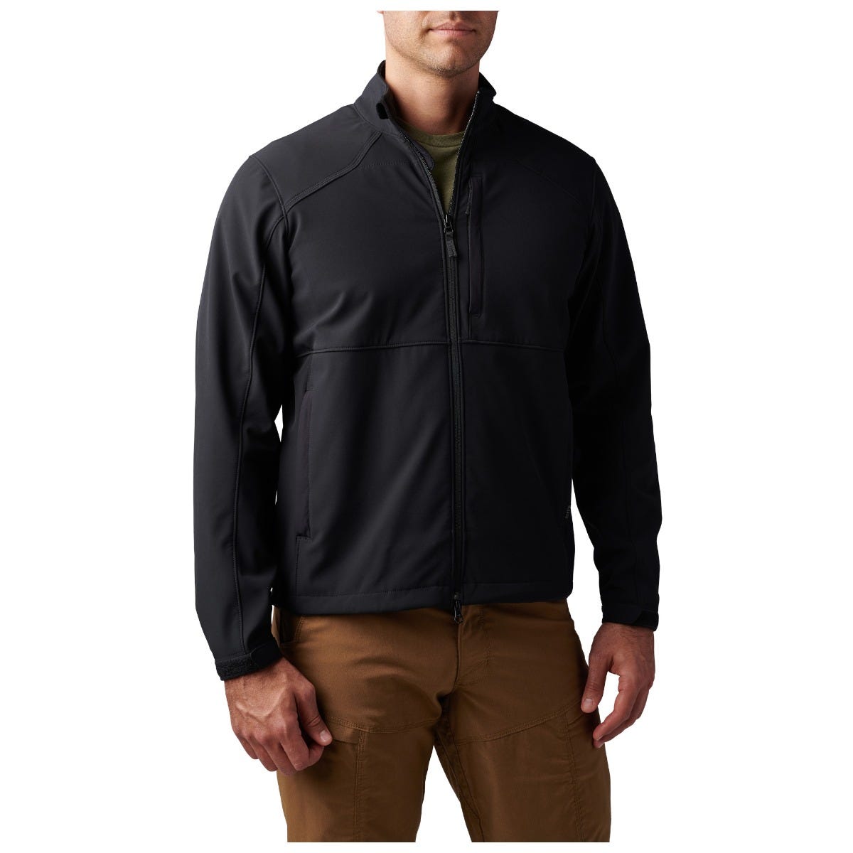 5.11 Nevada Softshell Jacket i Black, softshelljacka med fickor och justerbara detaljer