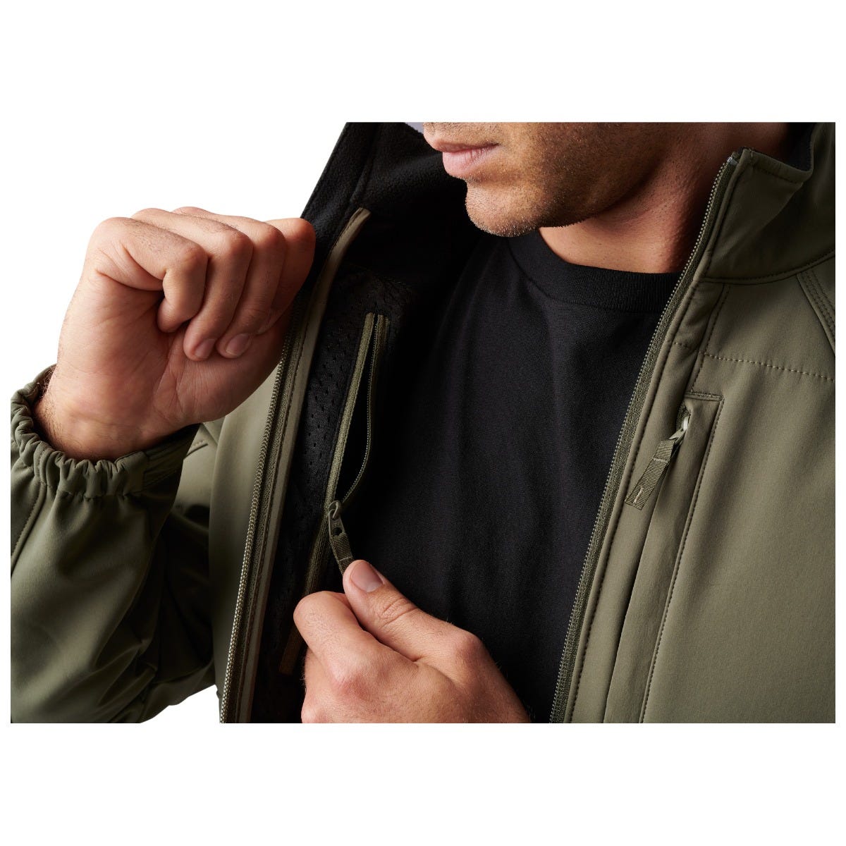 5.11 Nevada Softshell Jacket i Black, softshelljacka med fickor och justerbara detaljer