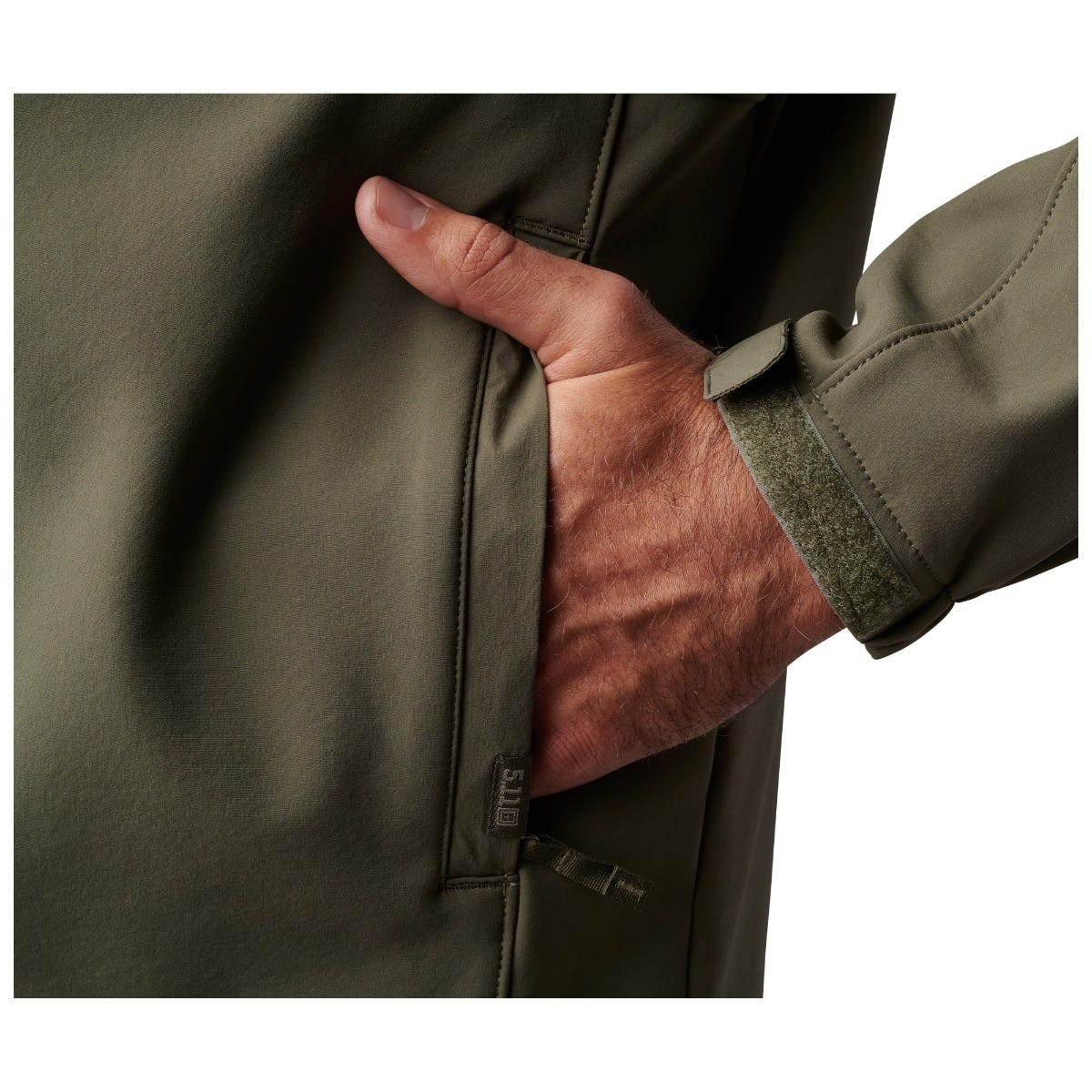 5.11 Nevada Softshell Jacket i Black, softshelljacka med fickor och justerbara detaljer
