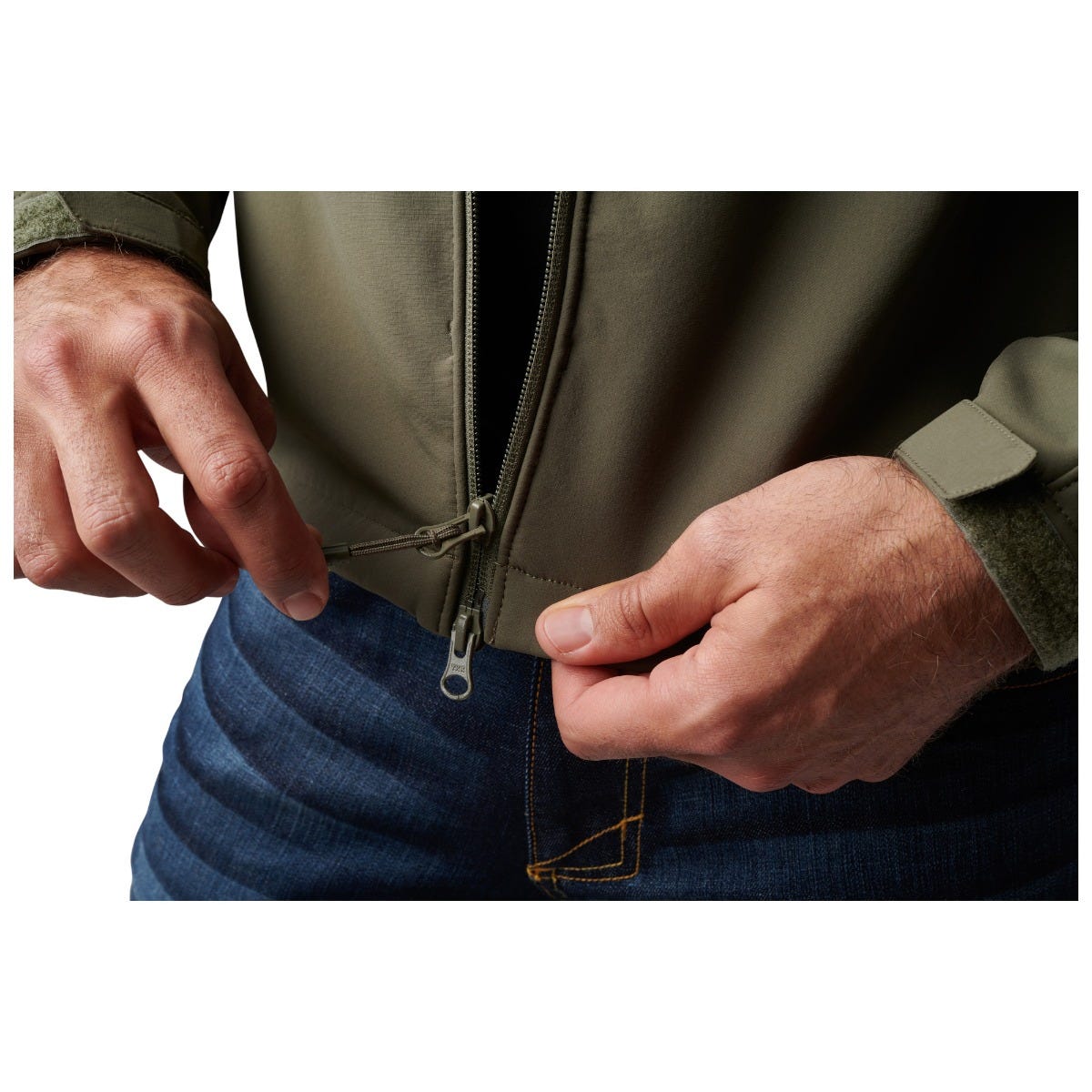 5.11 Nevada Softshell Jacket i Black, softshelljacka med fickor och justerbara detaljer
