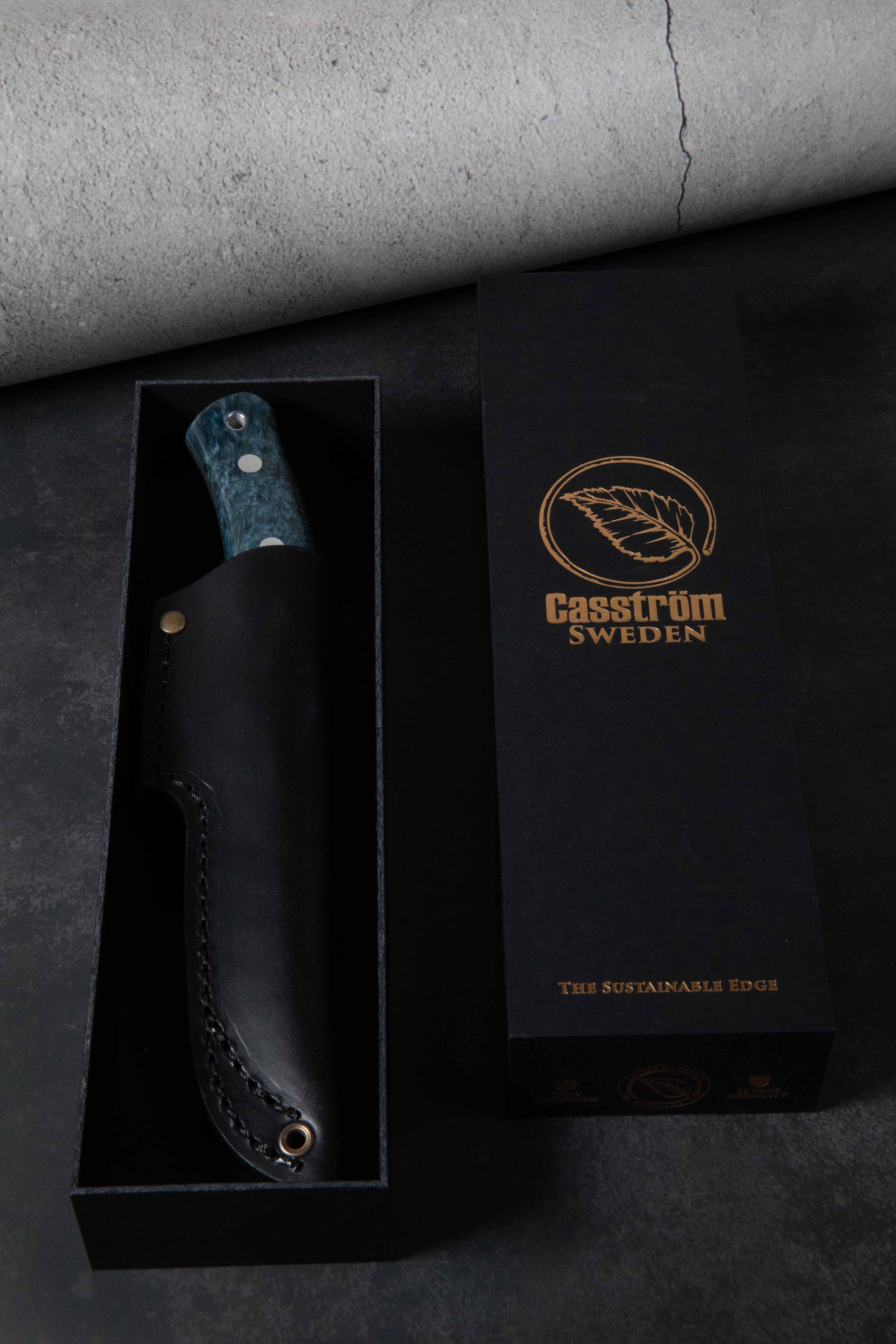 Casström No.10 SFK kniv Stabiliserad blå masurbjörk & rostfritt stål, slida i läder – bild 4