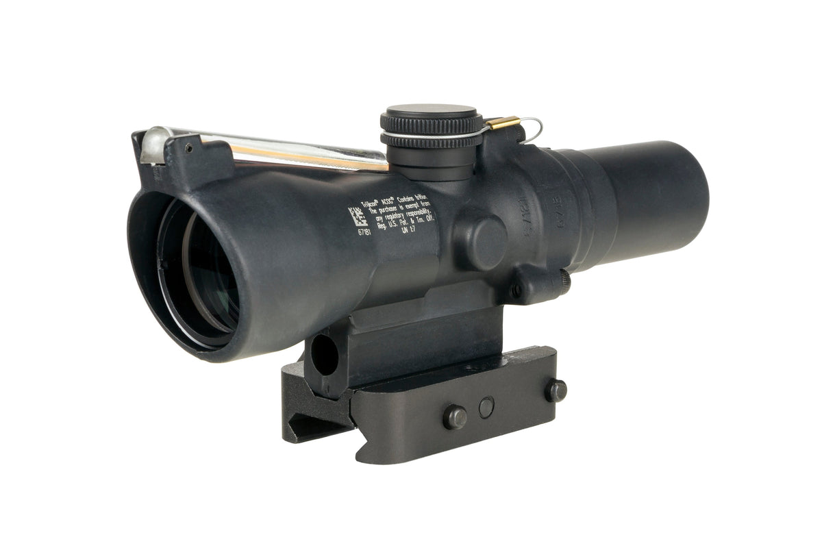 Trijicon ACOG TA45 prismasikte med bärnstensfärgad 8 MOA-triangel och Q-LOC-montage